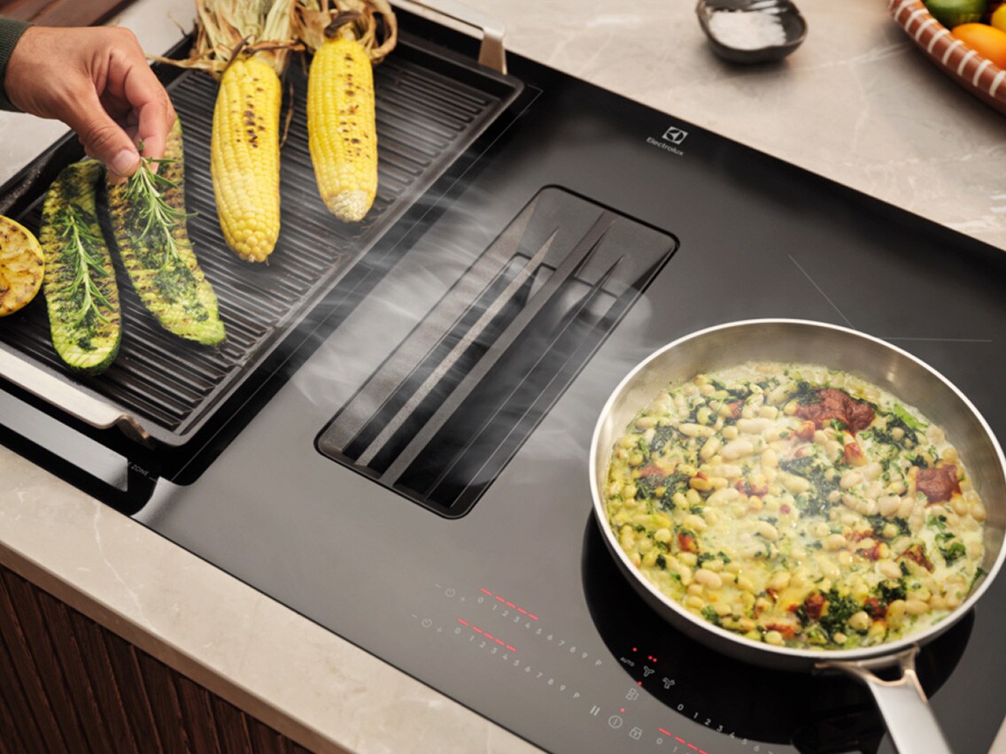 zoom in op Electrolux kookplaat met afzuiging met plancha grill en kookpan