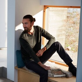 man zit in het kozijn