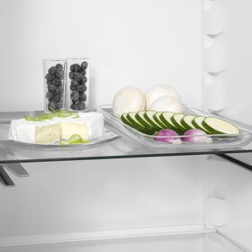 Verschillende artikelen op een plateau in de koelkast