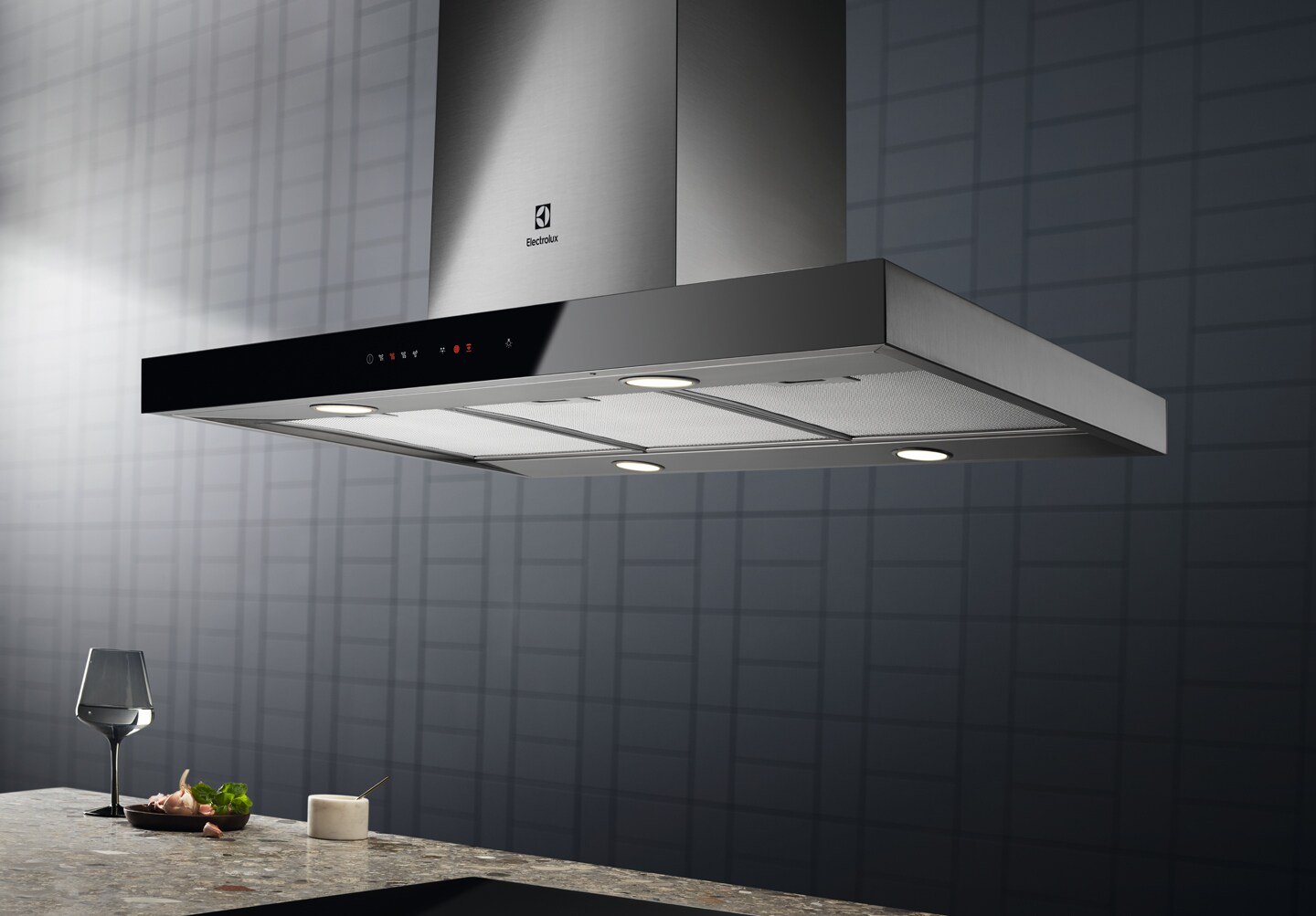 Afzuigkap in een keuken met verlichting aan