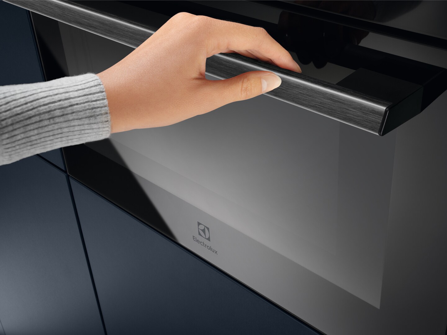 Hand die ovendeur opent