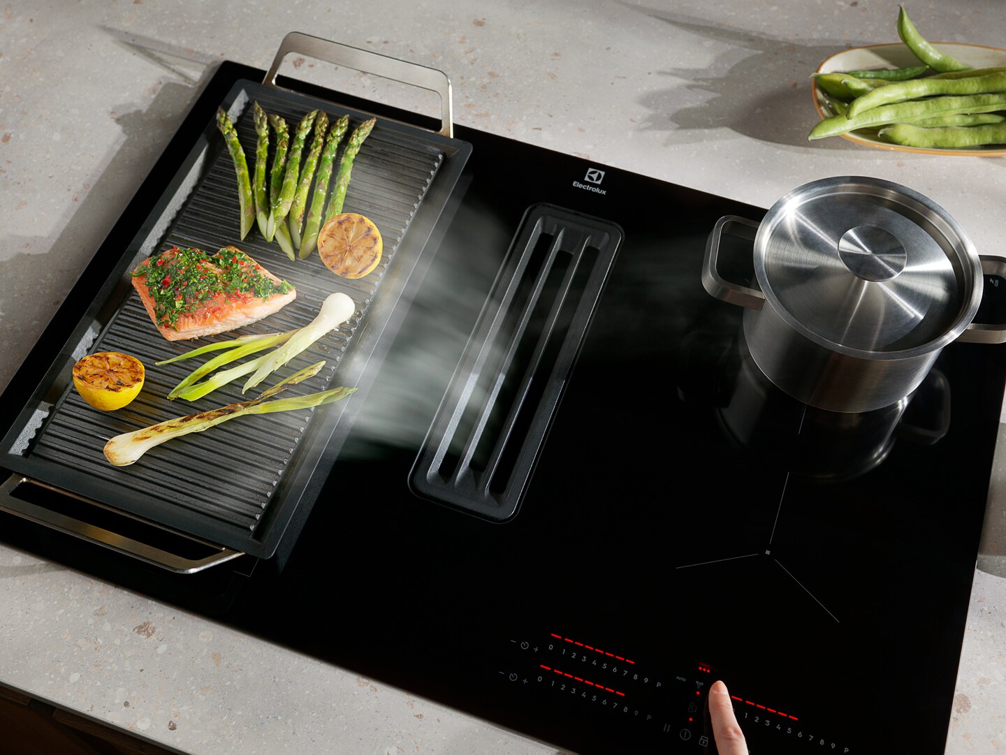 Kookplaat met grillplaat en groente erop